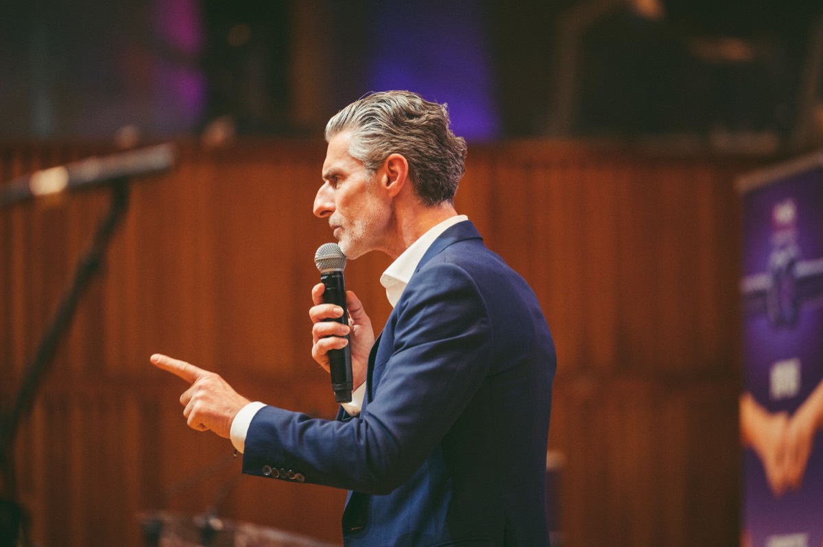 Ludovic Baumgartner en conférence devant des dirigeants